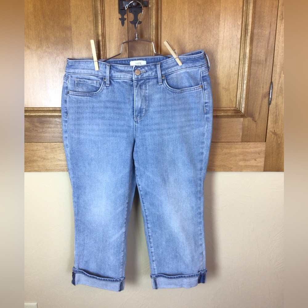NYDJ stonewashed size 10 cropped Marilyn straight jeans.